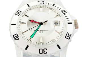 avec quelle tenue porter une montre transparente