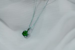 pourquoi opter pour l'émeraude des bijoux elsa lee